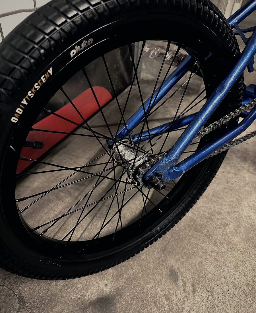 Polerowana piasta Profile Mini — detal roweru z oferty BAMBASOV BMX